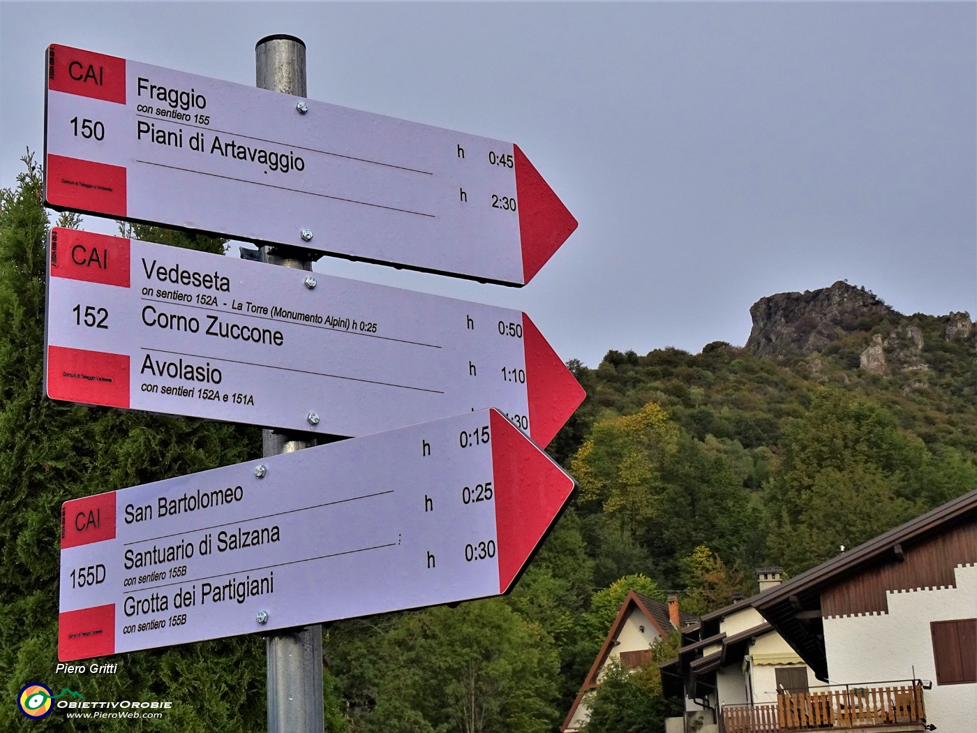 12 Nuovi cartelli per gli itinerari da Reggetto, per Corno Zuccone un'ora e dieci minuti per il Corno Zuccone sul sent. 152.JPG